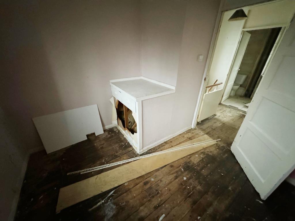 Lot: 93 - THREE-BEDROOM HOUSE FOR IMPROVEMENT AND REPAIR - Bedroom 3